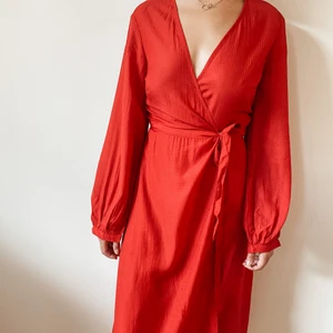 Röd klänning - Röd klänning från H&M med fin passform