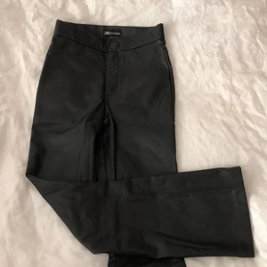 Zara (faux)skinnbyxor  - Snyggaste skinnbyxorna med flare från zara, säljer pga att de är för små