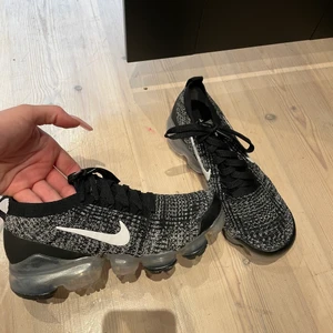 Vapormax - Nästan aldrig använda. Nypris är 2250. Storlek 38