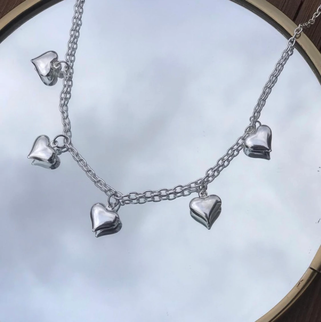 Silvrigt halsband med hjärtan #010