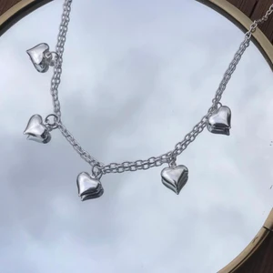 Silvrigt halsband med hjärtan #010 - Detta silvriga halsband är 43cm långt och kostar 69kr💗      Detta halsband är för tillfället slut