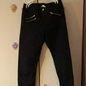 13-14 (stl 164) från H&M, svarta jeans med dragkedjor på sidan (ej riktiga fickor bara design), bomull, den är även stretchig 