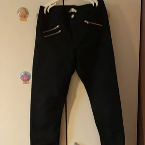 Jeans  - 13-14 (stl 164) från H&M, svarta jeans med dragkedjor på sidan (ej riktiga fickor bara design), bomull, den är även stretchig 