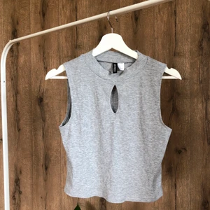 Kort polotröja  - En kort polotröja med ett ”keyhole” som urringning. 