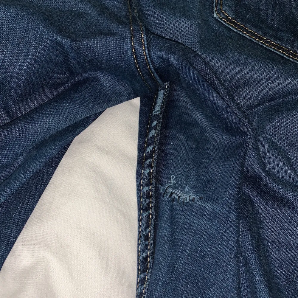Ett par blåa 710 Levi’s jeans i storlek 30. Använt ett antal gånger. Ett litet hål vid låret men annars fint skick, därav priset. Köparen står för frakten. . Jeans & Byxor.