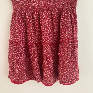 Nu säljer jag min fina kjol som är ifrån hollister! Den har dessvärre blivit för liten för mig och då ligger den bara i min garderob så då tänkte jag sälja den! Den är röd och har små vita blommor på sig. Den är verkligen jätte fin. Betala frakten själva💕 nypris 450