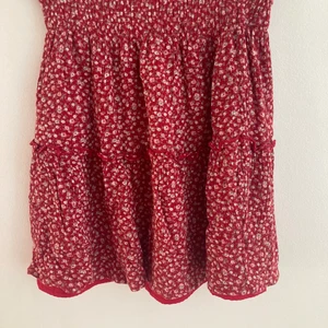 Blommig röd kjol - Nu säljer jag min fina kjol som är ifrån hollister! Den har dessvärre blivit för liten för mig och då ligger den bara i min garderob så då tänkte jag sälja den! Den är röd och har små vita blommor på sig. Den är verkligen jätte fin. Betala frakten själva💕 nypris 450