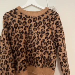 Stickad tröja S  - Jag säljer min stackade lejonparts mönstrad tröja från hm då den blivit för liten i storlek. Fint skick och använd fåtal gånger. Köparen står för frakt.