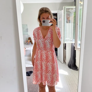Sommarklänning från Other Stories - Så himla fin sommarklänning från Other Stories i storlek 36! Jättefint mönster och i superbra skick 💕 Nypris: 699 kronor 