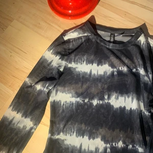 Mesh-aktig långärmad  - Säljer denna mesh-liknande mönstrade tröjan! Supersnygg! 