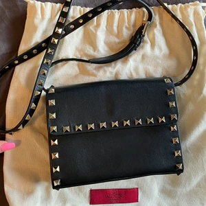 Valentino Garavani väska - ÄKTA valentino garavani väska i finaste modellen som passar till ALLT🔥 går att bära crossbody och som axelväska!!! Fint skick !!! Äkthesbevis finns självklart och medföljer och även dustbag!! 