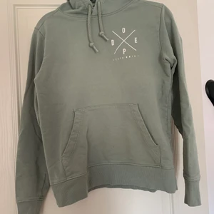 Grön dope hoodie  - Jag säljer denna dope hoodie i storlek S, den är ganska liten i storleken men väldigt bra skick. Den har ett jättelitet hål bredvid fickan ifrån men ingenting som man tänker på!