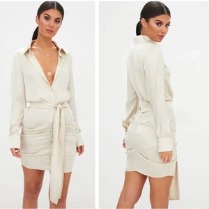 Satinklänning  - Säljer denna oanvända champagne färgade satin klänningen ifrån Pretty Little Thing då den är för liten för mig. Storlek 8 vilket motsvarar S/M. Men skulle säga att den är mer som S/36. 