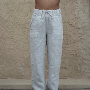 Linnebyxor - Säljer mina beiga linnebyxor i strl XXS ifrån A—dsgn. Säljer dom för 699 kr. Du betalar även frakten själv så det blir 699kr + frakt. Skriv privat om du är intresserad.  Skulle säga att dom är ganska stora i storleken så det passar de som vanligtvis har större storlekar också.