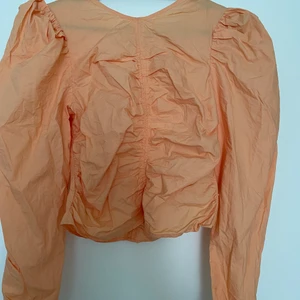 Blus - Jätte söt piffig blus från h&m i färgen orange. Passar jättebra till sommaren! 