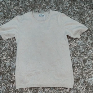 Soft goat tröja - (BUD PÅ 750). Säljer denna perfekta beiga kortärmade Kashmir tröjan från soft goat som är använd max 3 gånger och köpt på nej i Stockholm för 1295kr. Den har inga defekter (inget hål och inte nopper) precis som den svarta jag säljer! Den är i storlek Xs men passar också S. Buda i kommentarerna och skriv privat om ni har frågor. 500kr❤️❤️