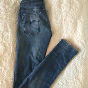 Blåa jeans i bra skick som är sparsamt använda, modellen på jeansen heter LUZ hyperflex (skinny fit) och är otroligt strechiga. Nypris 1599 kr.