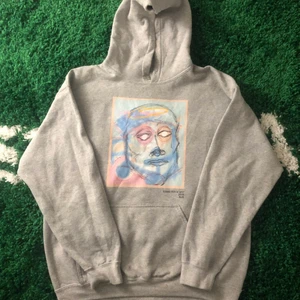 Brand of roses hoodie (BoR) - Brand of roses hoodie som inte säljs längre skick: 7/10 (bra skick förutom att den är nopprig) storlek: L men skulle säga att den passar lite mindre och mer som en stor M.