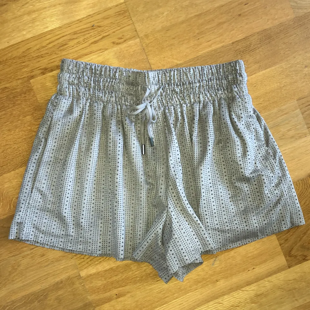 Sköna shorts från zara i mockaliknande material, högre i midjan. Kan mötas i stockholm annars står köparen för frakt.. Shorts.