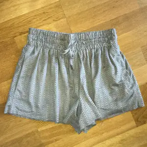 Sköna shorts från zara i mockaliknande material, högre i midjan. Kan mötas i stockholm annars står köparen för frakt.