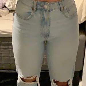 Jättefina Zara jeans i storlek 38, använda ungefär 3 gånger! skulle säga att dessa sitter mer som en 36, säljer pga lite användning