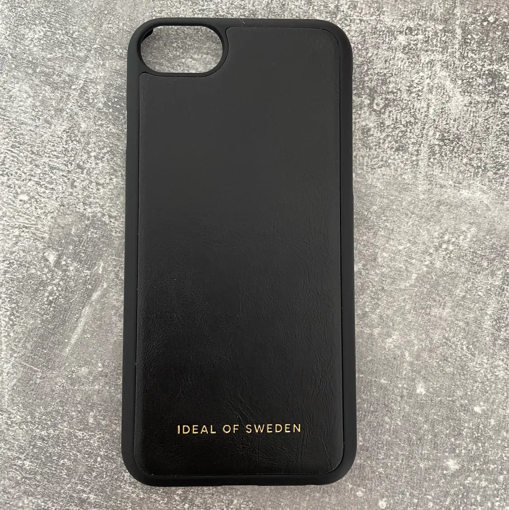 Säljer ett helt nytt skal från iDeal of Sweden som passar iPhone 6/6s/7/8 ✨  frakt tillkommer (återkommer om pris när jag vägt) . Accessoarer.
