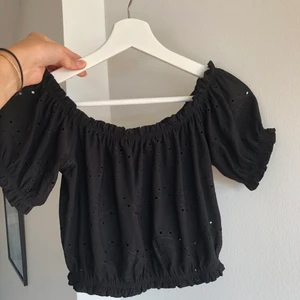 Söt topp - Säljer en söt topp från Gina tricot då den inte kommer till använd. Använd fåtal gånger så ser ut som ny! Väldigt fin och söt. Storlek xs, passar även s. Skicka vid intresse😊 fraktkostnad tillkommer!