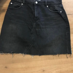 Jeanskjol från bikbok - Säljer nu min jättefina svarta jeanskjol från bikbok. Använd 2 gånger men inga fläckar eller märken!!🤩 köparen står för frakten