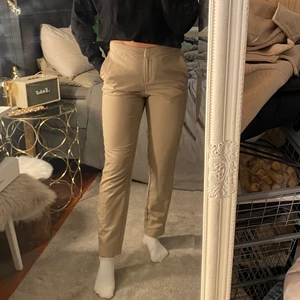 Kostymbyxor i beige  - Kostymbyxor i beige från Veromoda i storlek 34, knappt använda, frakt tillkommer 