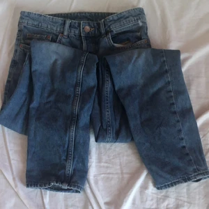 Momjeans blåa  - Momjeans från H&M, divided, som har blivit något för korta för mig❤️ Hat annars bra passform, skriv om ni har frågor eller liknande❗️