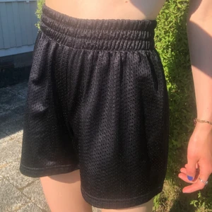 Shorts - De perfekta svarta shortsen med hög midja. Otroligt bekväma och passar från XS-M med den stretchiga resår-midjan. Inga osköna ”undertrosor” heller :) Nyskick! 