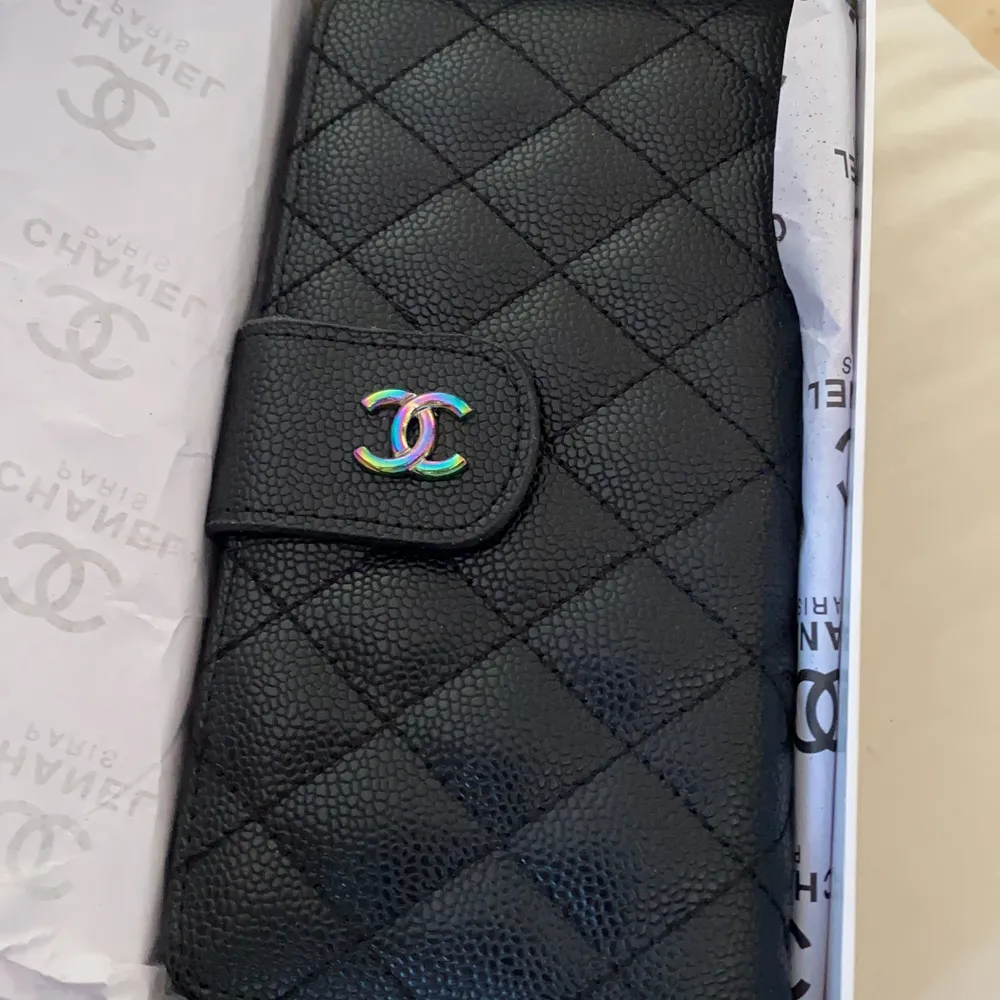 Säljer denna fina Chanel plånboken. . Väskor.