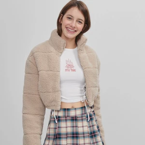 Kort Vadderad Jacka - Säljer denna fina jacka från Bershka då den blivit för liten 💔 Storlek XS, har en otroligt bra passform för storleken 💓