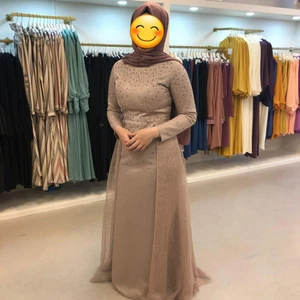 Festklänning i 2 delar  - Detta är en puder rosa festklänning som är bara använd en gång. Den har en balklänning och ett släp som man kan använda om man vill.