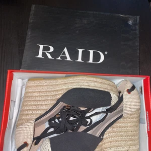 Kilklackar  - Fint skick, använt dom 1 gång på min student. Storlek 38. Tror nypris ligger på 350 kr 