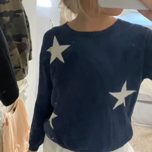Finstickad blå trendig stjärn tröja - Priset inkluderar frakt, lånade bilder. Köptes här på plick för 486kr, säljer pga inte min stil. Köp direkt för 450kr inkl frakt, annars buda