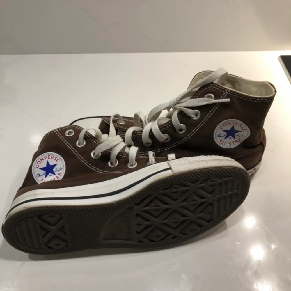 Intressekoll på min mammas skitsnygga converse från 2001 som är i helt perfect skick. Det är storlek 36,5 och de har en jättefin varm mörkbrun ton som inte finns i butik längre. Inga slitage. Pris; 700 kr utan prut.  (Frakt ingår i priset och skickar de efter betalning, obs; jag ansvarar inte för postens slarv) . Skor.