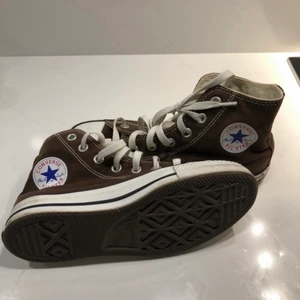 CONVERSE  - Intressekoll på min mammas skitsnygga converse från 2001 som är i helt perfect skick. Det är storlek 36,5 och de har en jättefin varm mörkbrun ton som inte finns i butik längre. Inga slitage. Pris; 700 kr utan prut.  (Frakt ingår i priset och skickar de efter betalning, obs; jag ansvarar inte för postens slarv) 