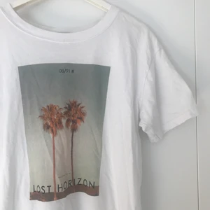 T-shirt pull&bear - T-shirt från pull&bear. Använd fåtal gånger, i nyskick💖