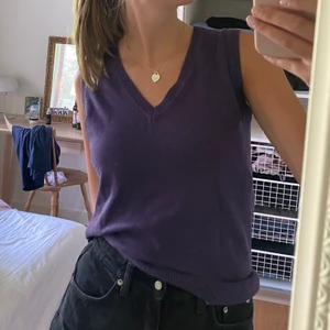 Lila väst  - Lila väst, passar mig storlek 36. Tror även att den kan passa större storlekar så som 38 och 40<3 märket heter Berkleys