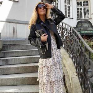 Finaste sommarklänningen - Perfekta klänningen till midsommar från nakd av Frida tordhag. Använd några enstaka tillfällen! HAR FÅTT ETT BUD PÅ 500 KR I DM!!😊