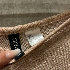 Tröja me glitter  - Fin tröja me glitter och korsning där fram 