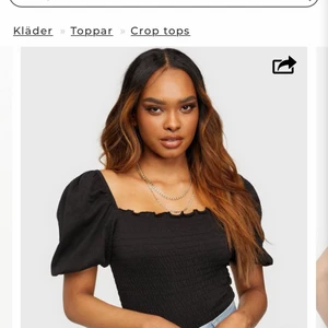 Svart tröja med puff-armar - En nästan exakt likadan tröja som den på bilden! Ser inga olikheter En fin svart tröja med puff-armar som funkar bra till fest eller till vardags. 