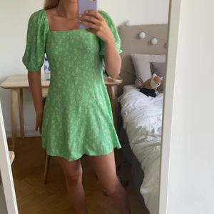 klänning från & other stories - Super fin sommar klänning i sån härlig färg och har super fin rygg. Köpt förra sommaren och är bara använd på midsommar. Storlek 34 skriv för fler bilder eller storlekar. 