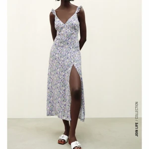 Klänning - Använd fåtal gånger. Slutsåld i butik. Superskön och snygg!! 