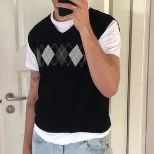 Svart väst - Underbar svart väst med argylemönster. Jättefint skick. Köpare står för frakt ✨💓.