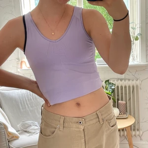 supergulligt linne - Jätte gulligt linne köpt second hand! Superfin lila färg, barnstorlek 158 men skulle säga att den passar xs/s💜