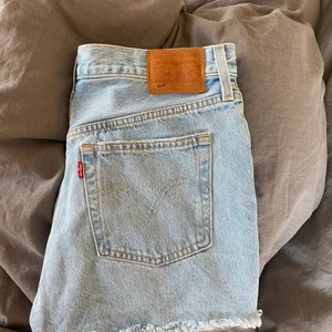 Levis shorts  - Säljer dessa Levis shorts som knappt är använda alls. Frakt tillkommer på 66kr. Storleken är 28, skulle säga att de sitter som en m.