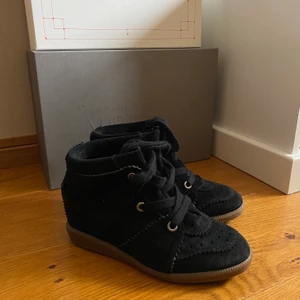 Isabel marant Bobby suede - Säljer mina Isabel marant inköpta slutet av 2019 på nk. Knappt använda så de är i gott skick, nypris cirka 4500kr. Köparen står för frakt ❣️ pris kan diskuteras