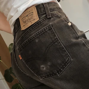Levi’s jeans - Vintage jeans från Levis köpta på POP i Göteborg. Svartgrå tvätt. Säljer för 350kr. Strl 32/33, sitter lågt på mig som är strl 25/26 så skulle ändå säga att de är väldigt små i storleken och passar dig med lägre storlekar beroende på önskad passform. Lite slitage på ena fickan (syns på bilden)